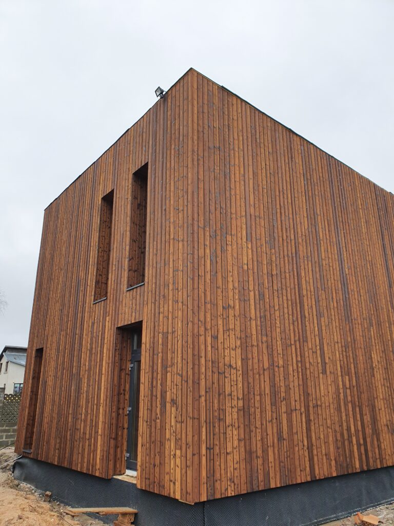 merevaigu tooni põletatud puidust eramaja fassaad