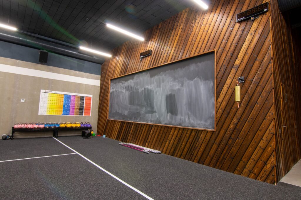 Merevaigu tooni põletatud kuuse sisesein