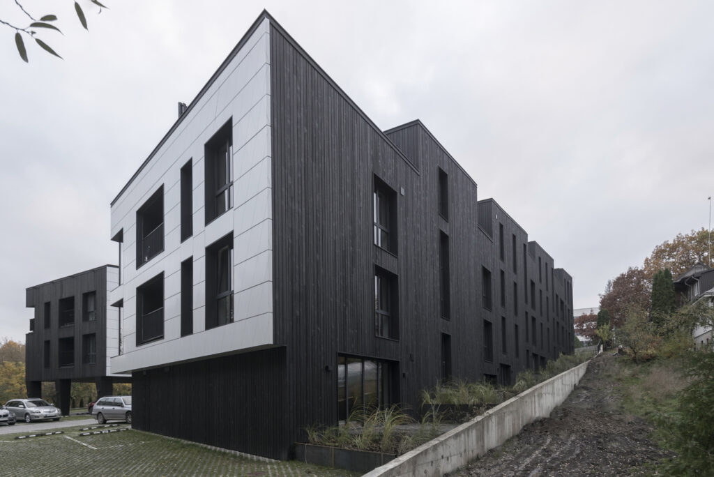 mustast põletatud lehisest kortermaja fassaad