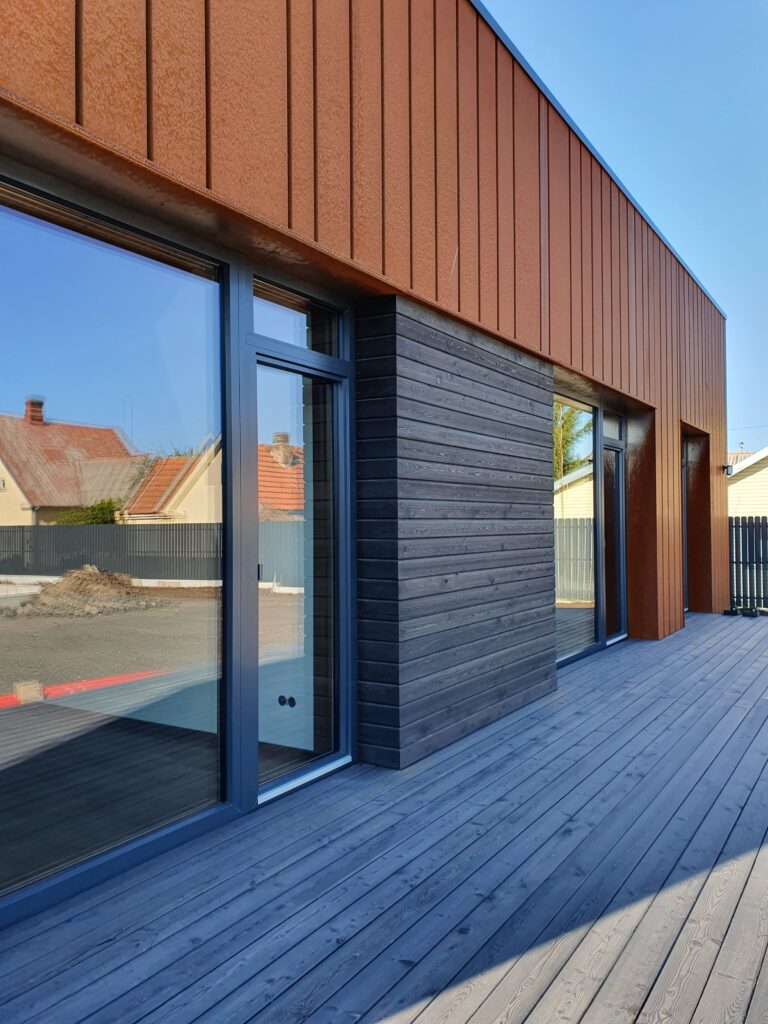 must põletatud lehise laudis