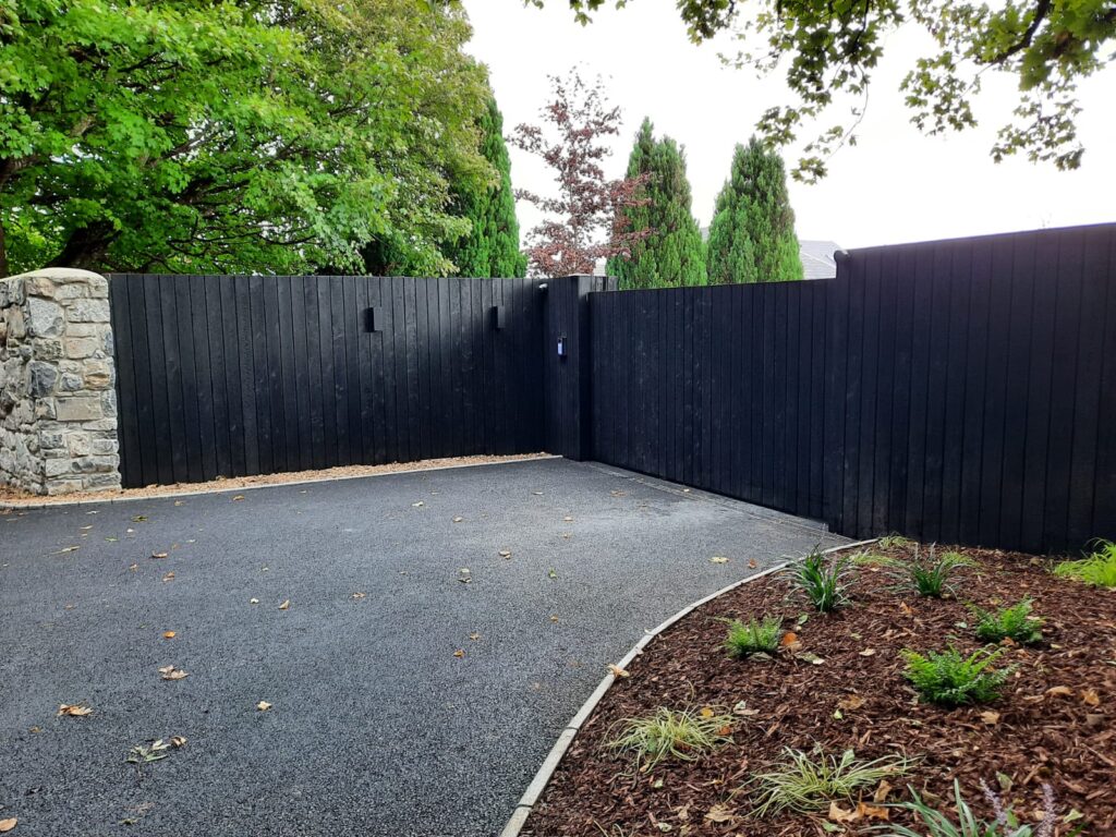 must põletatud lehisest aed