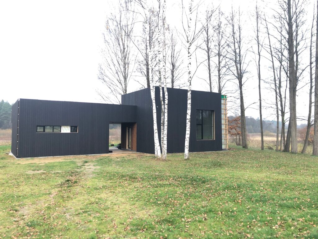 Mustaks õlitatud põletatud puidust eramaja fassaad