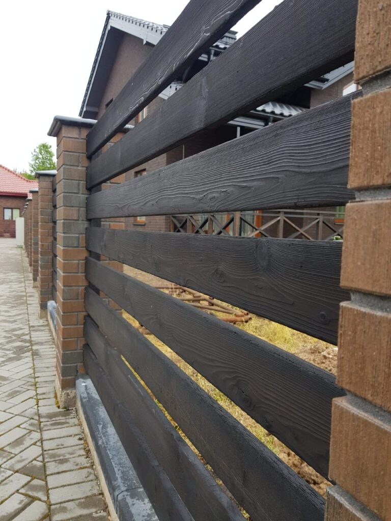 tumepruun lehise laud aiapaneel