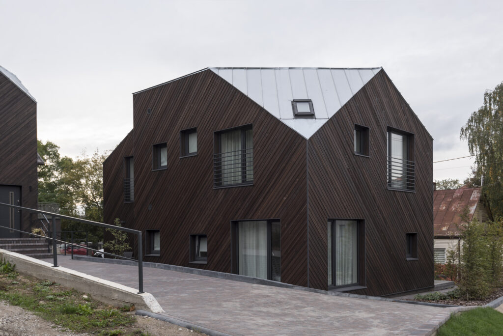 tumepruun põletatud lehis eramaja fassaad