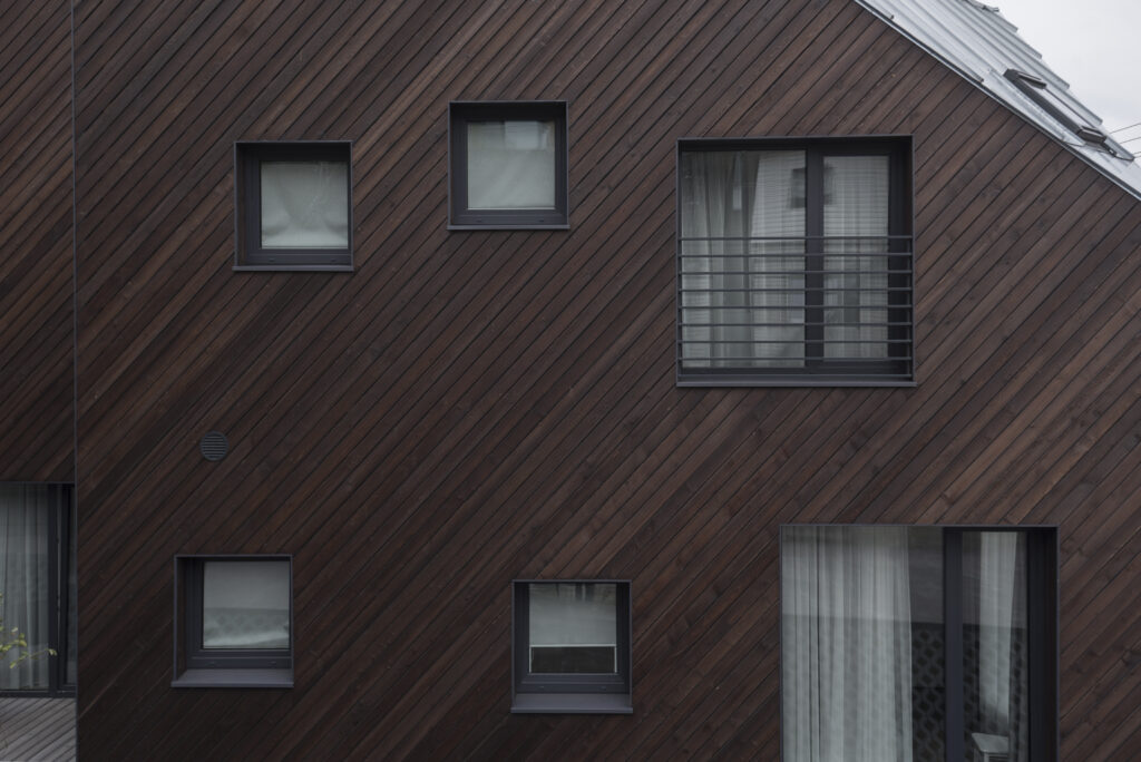 tumepruun põletatud lehis