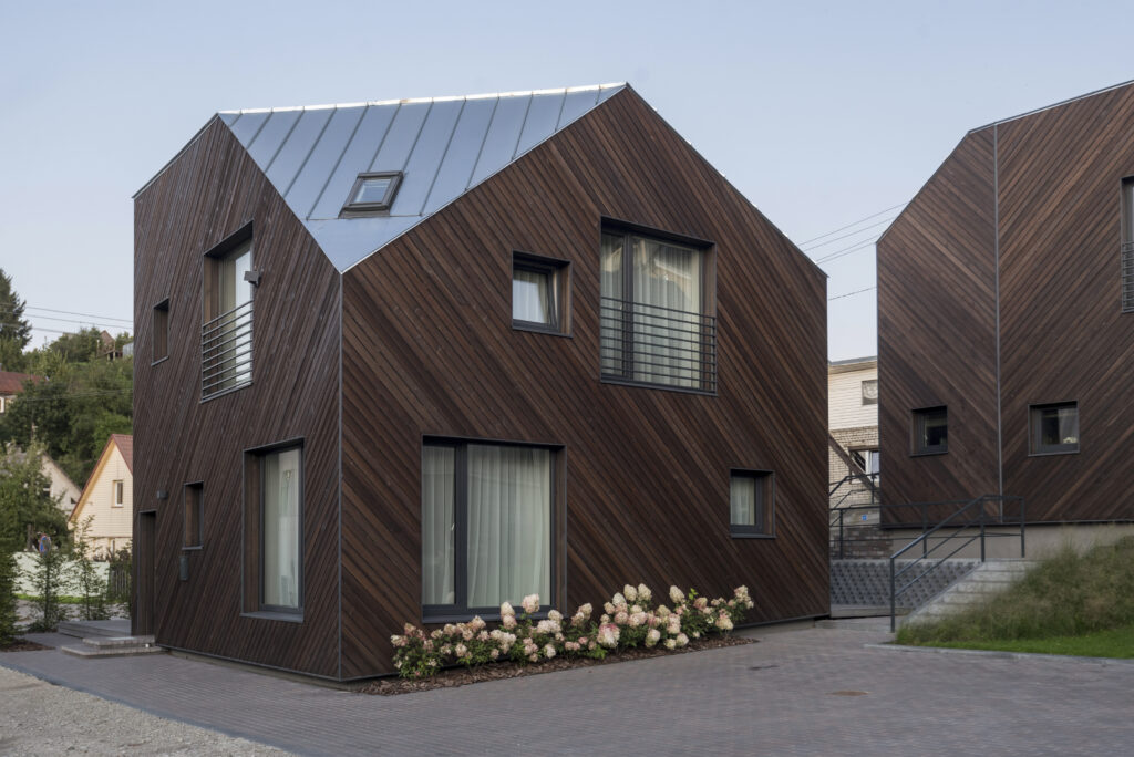 tumepruun lehis põletatud puit