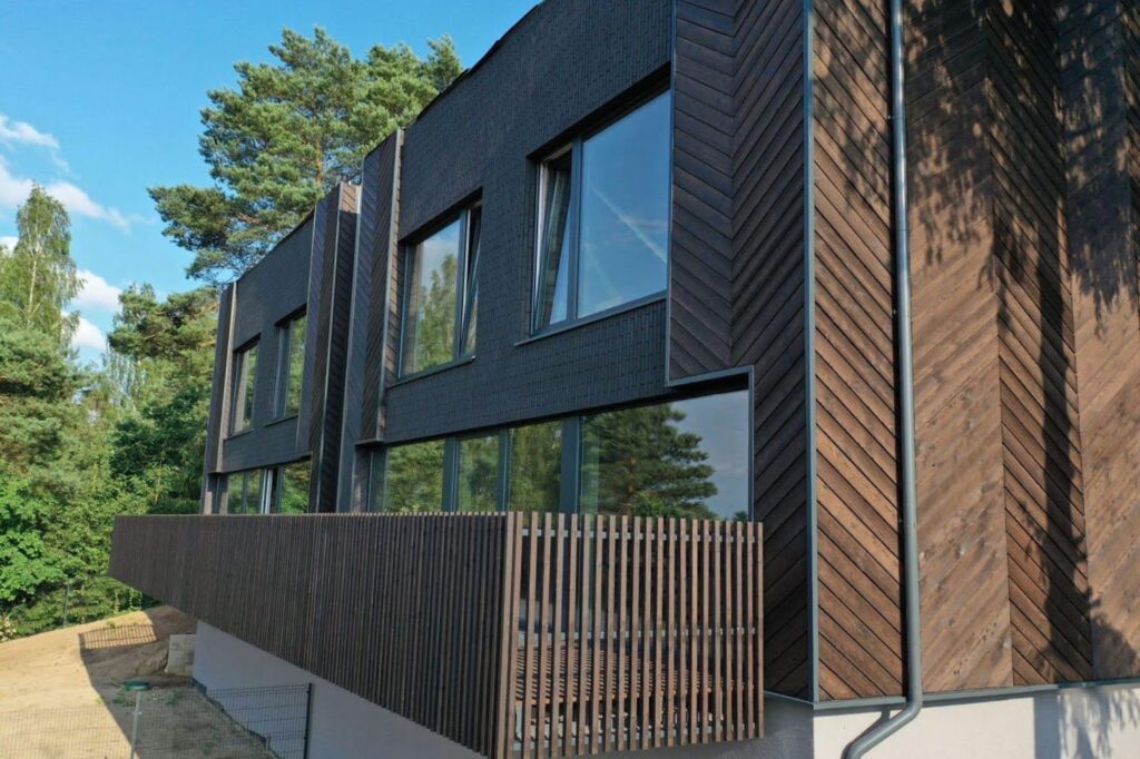 tumepruun põletatud lehis kalasaba fassaad