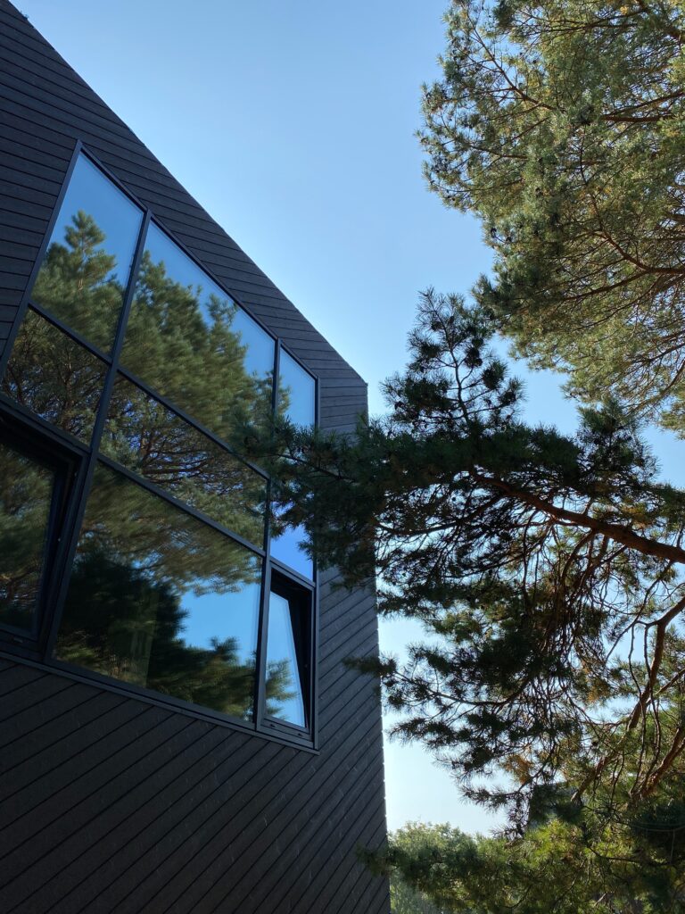 Tumepruun põletatud kuusk fassaad