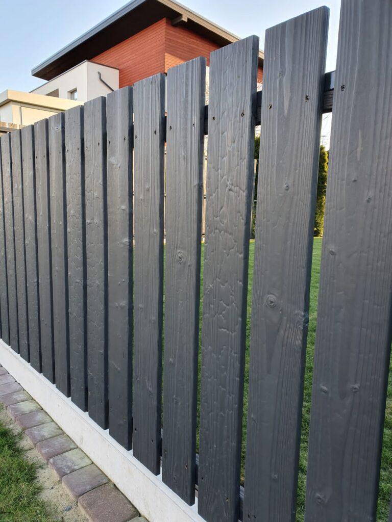 Tumehall kuusk põletatud aialipid