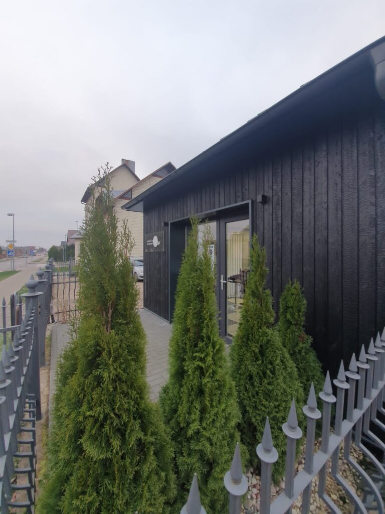 sügavpõletatud lehisest eramaja fassaad