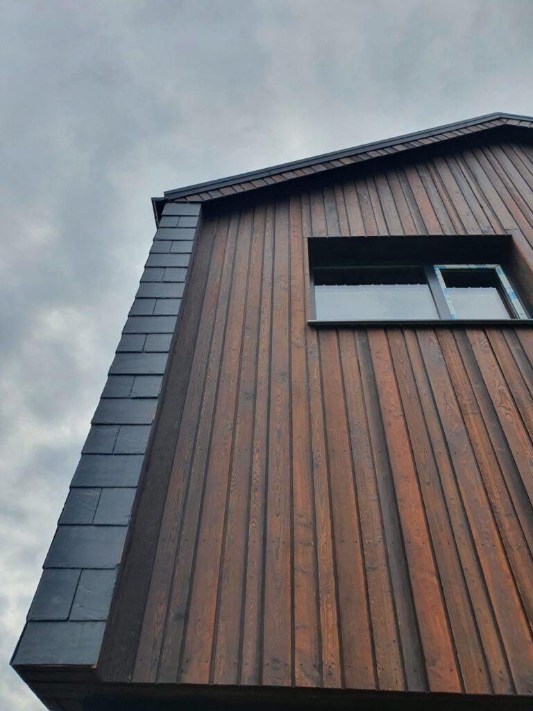 punane merevaik põletatud puit fassaad