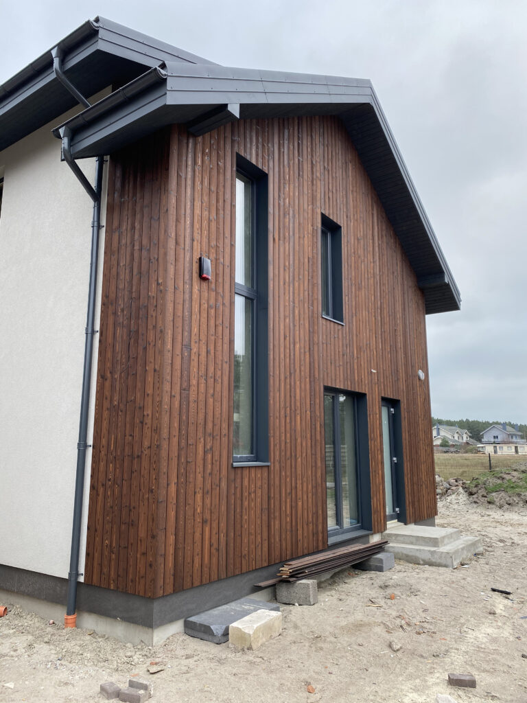 Punane merevaik põletatud kuuse fassaad