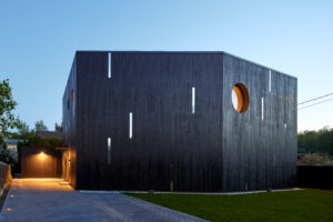 Must termopuit fassaad