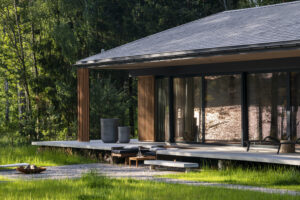 termopuit fassaadiga villa järve ääres