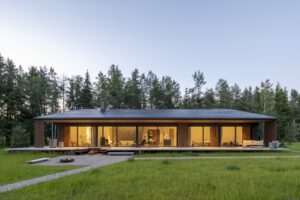 termopuit fassaadiga villa järve ääres