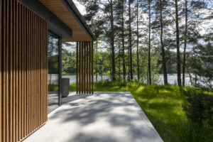 termopuit fassaadiga villa järve ääres